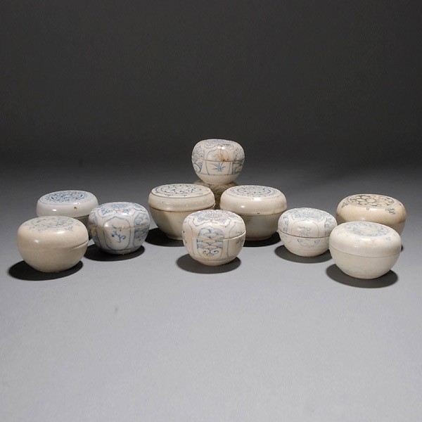 32 Hoi An Hoard B/W Vietnamese Combination Boxes: Thirty-two Hoi An Hoard Vietnamese Combination Boxes,Late 15th/Early 16th Century [Average height 2 inches,average diameter 2 1/2 inches}