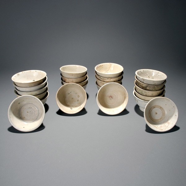 21 Hoi An Hoard Enamel Vietnamese Bowls,15th/16th : Twenty-two Hoi An Hoard Enamel Vietnamese Bowls, Late 15th/Early 16th Century {Height 3 inches, average diameter 5 1/4 inches}