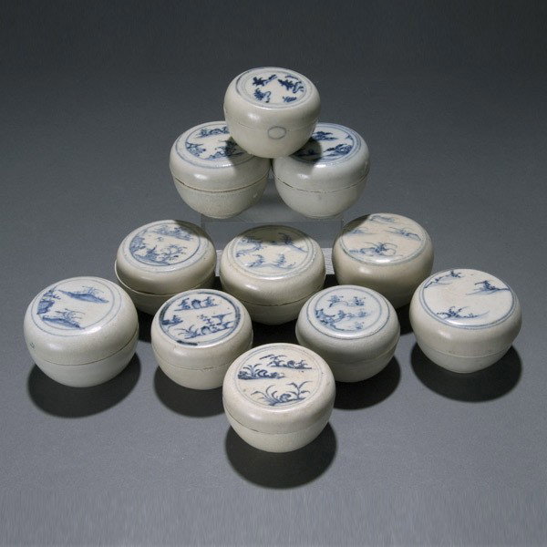 32 Hoi An Hoard Blue and White Vietnamese Boxes: Thirty-two Hoi An Hoard Blue and White Vietnamese Boxes with Landscape Motif,Late 15th/Early 16th Century {Average height 1 3/4 inches,average diameter 2 3/8 inches}