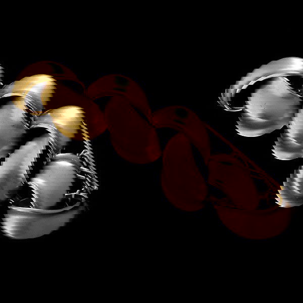 VINTAGE ROBERT LEE MORRIS 24K VERMEIL LINK BRACELET: VINTAGE ROBERT LEE MORRIS, 24K YELLOW GOLD VERMEIL LARGE BETA BRACELET. Featuring eight 24k yellow gold vermeil shell links, measuring approximately 95.00 mm X 25.00 mm, completed by a chain and bar c