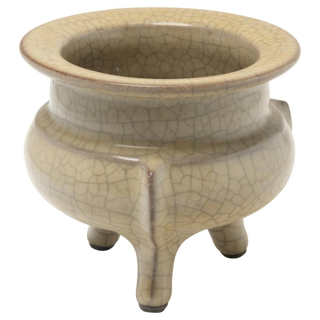 A Ge Type Porcelain Tripod Censer (1 of 3)