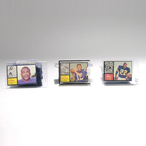 1962 Topps Football Card Lot (150).: 1962 Topps Football Card Lot (150). With duplicates, key cards: #1 J. Unitas (x2), #63 B. Starr (SP), #104 F. Gifford, #110 S. Huff (SP), #151 B. Kilmer (R), #176 Checklist, overall condition excellen