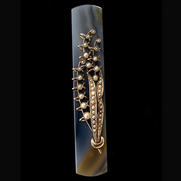VICTORIAN AGATE, SEED PEARL, 9K YELLOW GOLD BROOCH.: VICTORIAN AGATE, SEED PEARL, 9K YELLOW GOLD BROOCH. Featuring one rectangular carved agate plaque, measuring approximately 55 x 12 x 5 mm, displaying a foliate motif set with seed pearls, all set in 9