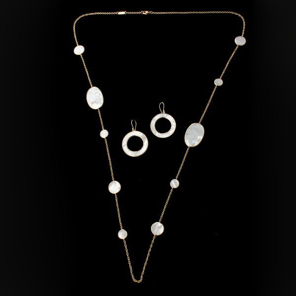 IPPOLITA MOTHER OF PEARL, 18K Y/G JEWELRY SUITE.: IPPOLITA MOTHER OF PEARL, 18K YELLOW GOLD JEWELRY SUITE. Including one necklace composed of ten oval and round mother of pearl plaques, each bezel set in an 18k yellow gold frame, interspaced and link