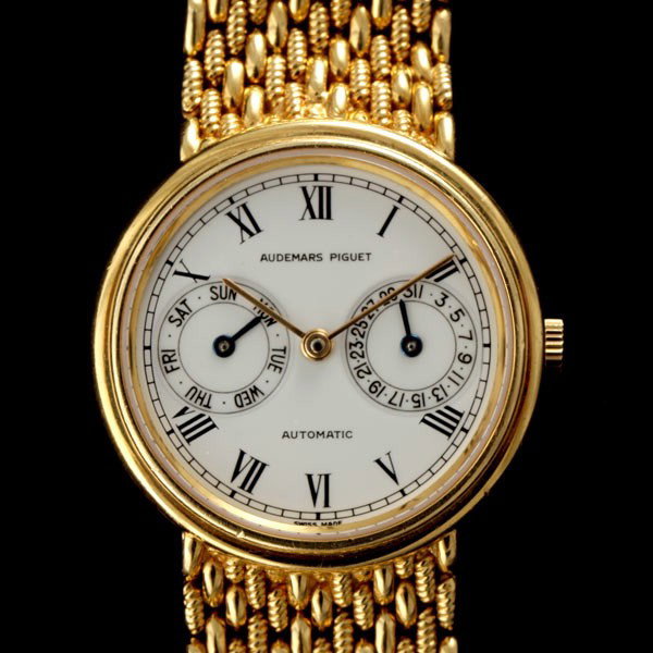 GENTS/LADIES AUDEMARS PIGUET AUTO WRIST WATCH.: GENTS OR LADIES AUDEMARS PIGUET CALENDAR AUTOMATIC WRIST WATCH. Dial: Round, white, black Roman numeral hour markers, black outer minutes track, gold baton hands, subsidiary seconds dials at three o'c