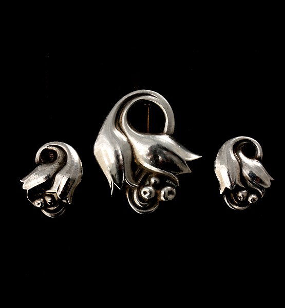 GEORGE JENSEN STERLING SILVER JEWELRY SUITE.: GEORGE JENSEN STERLING SILVER JEWELRY SUITE.