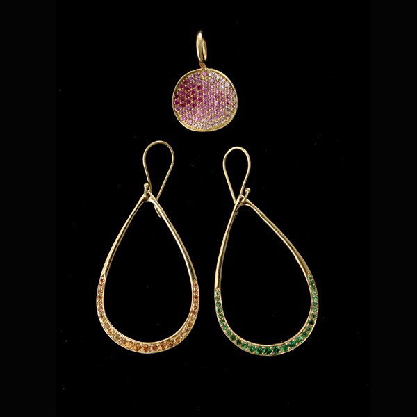 IPPOLITA MULTI-STONE, 18K YELLOW GOLD JEWELRY.: COLLECTION OF IPPOLITA MULTI-STONE, 18K YELLOW GOLD JEWELRY. Including a pendant featuring seventy-five round sapphires weighing a total of approximately 1.15 ct., accomapnied by a pair of earrings fe