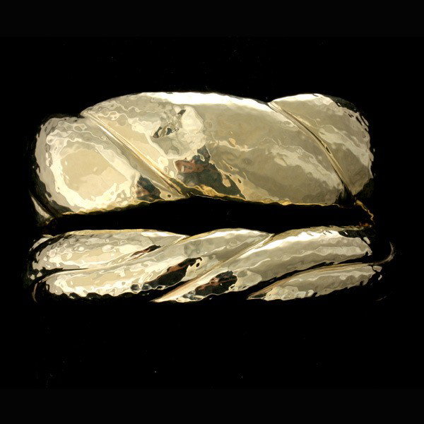 2 IPPOLITA 18K YELLOW GOLD BANGLE BRACELETS.: COLLECTION OF TWO IPPOLITA 18K YELLOW GOLD BANGLE BRACELETS. Including two hammered finish twist motif bangles. Both are signed Ippolita. 30.90 dwts Note: One bangle is dented.