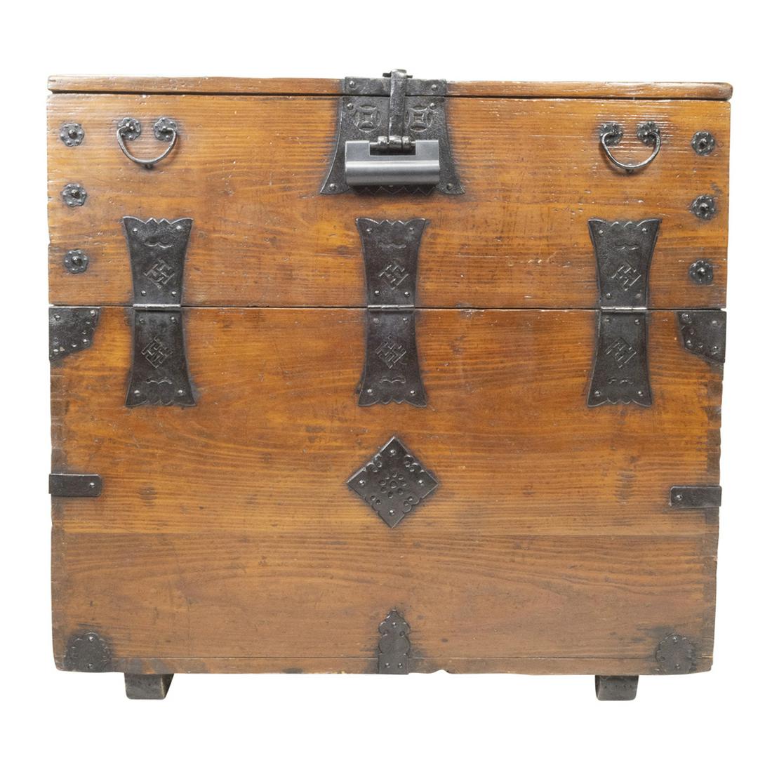 Japanese Tansu Style Trunk/Chest (1 of 3)