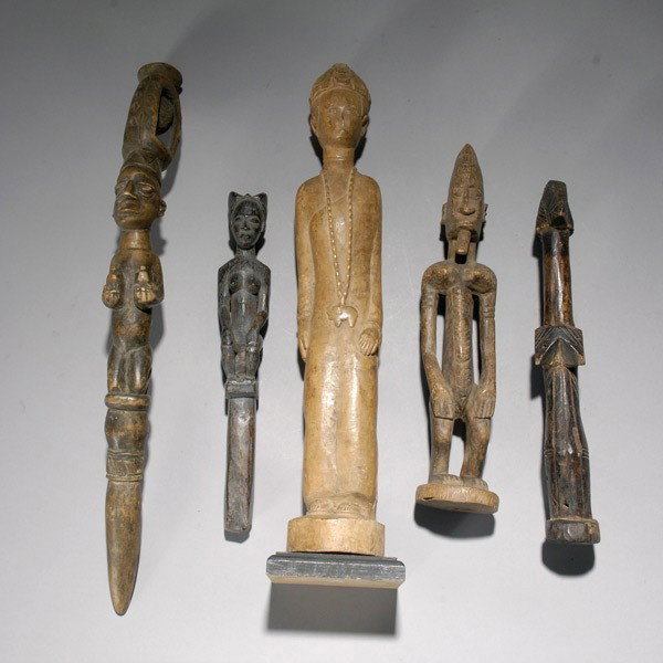 5 African art figures Akan Baule Mossi Yoruba: Five AFRICAN carved wood figures. Including an Akan royal figure wearing a crown, Mossi doll, Baule seated figure, and a Yoruba staff with rattle top. Height of Akan 18 inches. All in good condition, 