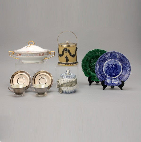 Group of 16 Porcelain and Ceramic Table Wares: Group of Sixteen Porcelain and Ceramic Table Wares: including a Staffordshire blue and white plate (diameter 9 inches); a green majolica plate; six Krautheim Bavaria tea cups and five saucers; a Wedgw