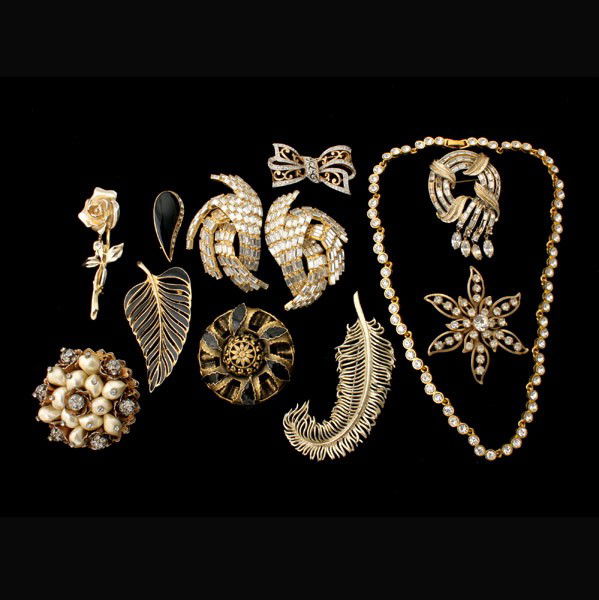 COLLECTION OF 11 GOLD TONE COSTUME JEWELRY ITEMS.: COLLECTION OF ELEVEN GOLD TONE COSTUME JEWELRY ITEMS. Including brooches, a pair of earrings and necklace from makers Trifari, Coro, Schaperelli, Freirich, Panetta. Note: Some chips, stones out.