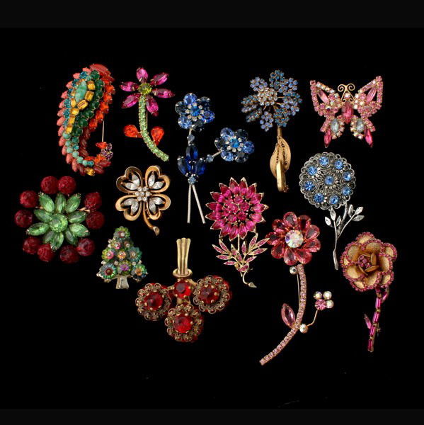 13 FLORAL & NOVELTY MOTIF COSTUME JEWELRY BROOCHES.: COLLECTION OF THIRTEEN FLORAL AND NOVELTY MOTIF COSTUME JEWELRY BROOCHES. Including Trifari, Weiss, Judy Lee and Vogue. Note: One brooch has two stones out.