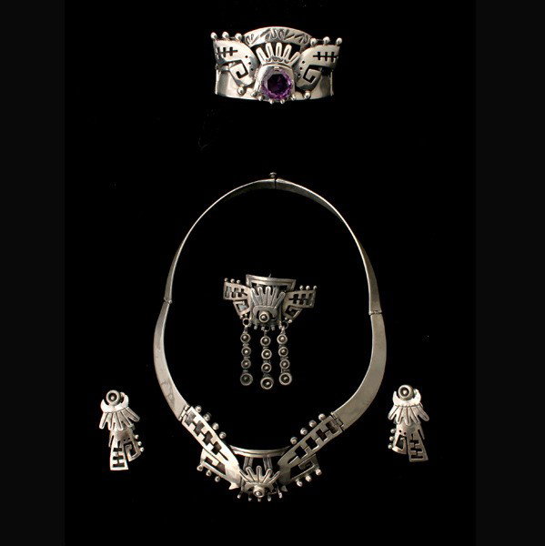 MEXICAN SYN. ALEXANDRITE-LIKE CORUNDUM S/S SUITE.: MEXICAN SYNTHETIC ALEXANDRITE-LIKE CORUNDUM STERLING SILVER JEWELRY SUITE. Including one synthetic alexandrite-like corundum, sterling silver cuff bracelet; one sterling silver articulated necklace; o