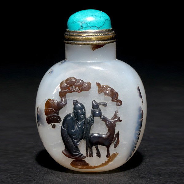 A Finely Carved Cameo Agate Snuff Bottle