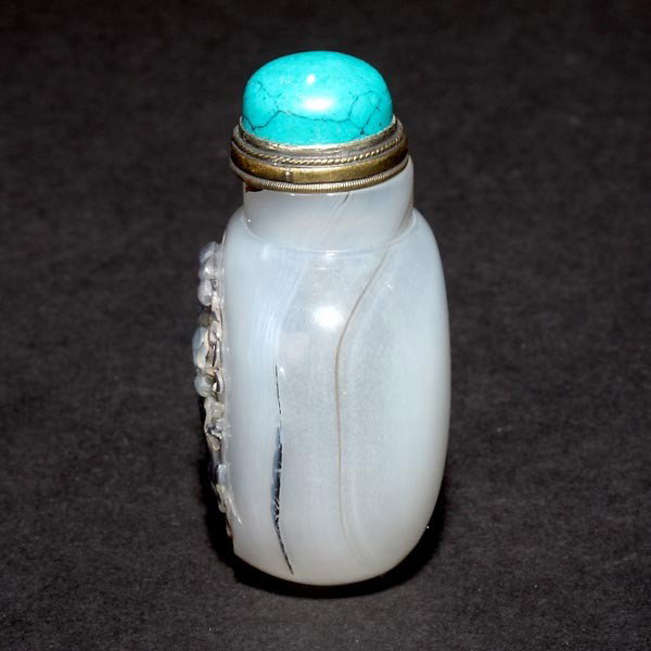 A Finely Carved Cameo Agate Snuff Bottle - 2
