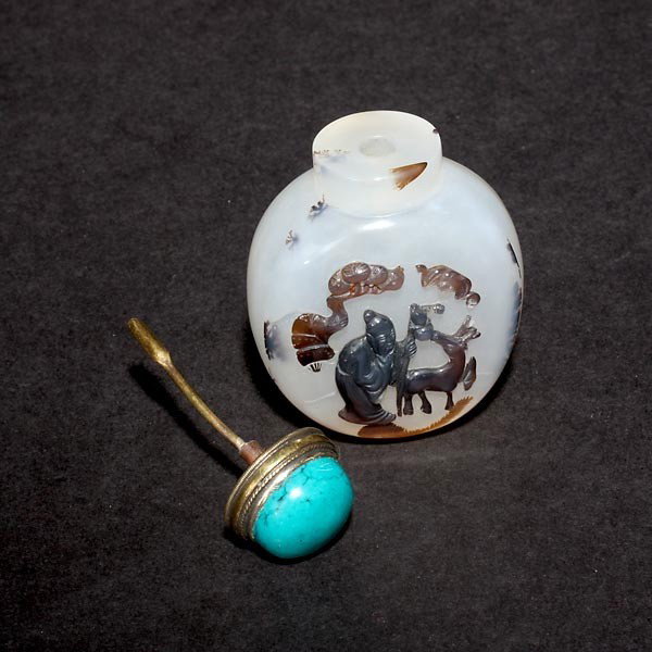 A Finely Carved Cameo Agate Snuff Bottle - 4