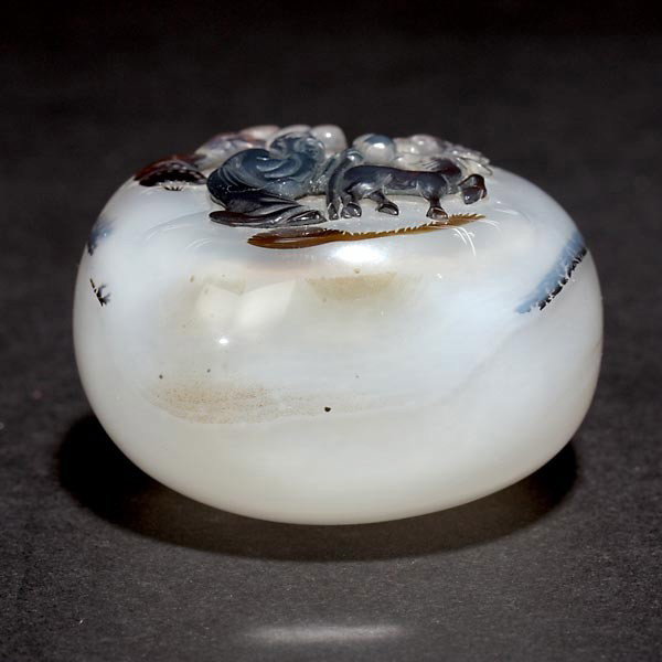 A Finely Carved Cameo Agate Snuff Bottle - 5