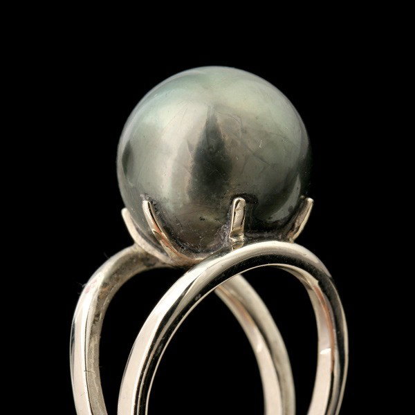 CULTURED PEARL, 14K WHITE GOLD RING.: CULTURED PEARL, 14K WHITE GOLD RING. Featuring one Tahitian cultured pearl measuring approximately 19.00 mm, set in a 14k white gold mounting. Size 7, 7.00 dwts
