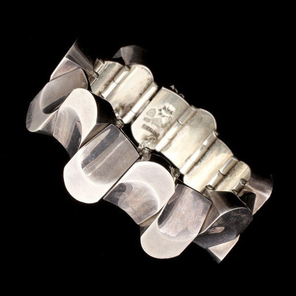 ANTONIO PINEDA STERLING SILVER BRACELET.: ANTONIO PINEDA STERLING SILVER BRACELET. The geometric alternating link measures approximately 27 mm in width, completed by a tongue and groove clasp with a safety chain. 120 grams