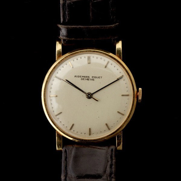 AUDEMARS PIGUET 18K YELLOW GOLD WRISTWATCH.: AUDEMARS PIGUET 18K YELLOW GOLD WRISTWATCH. DIAL: Round, silvered applied gold baton hour markers, black baton hands, center sweep seconds hand, Audemars Piguet Geneve. MOVEMENT: Eighteen jewels, mech