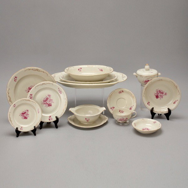 Royal Bayreuth Dinner Service in Rose Camieu Patt.: Royal Bayreuth Bavaria Dinner Service with Rose Camieu Pattern: twelve dinner plates (diameter 10 inches); twelve salad plates (diameter 7 3/4 inches); twelve bowls (diameter 7 1/2 inches); twelve fru