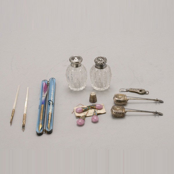 Group Lot: pens; shakers; thimble, etc: Group Lot: Four Mother of Pearl Handled Fountain Pens; a pair of sterling novelty salt and pepper shakers; a thimble; two cut glass sterling mounted shakers (height 3 inches); a cigarette cutter; a pe