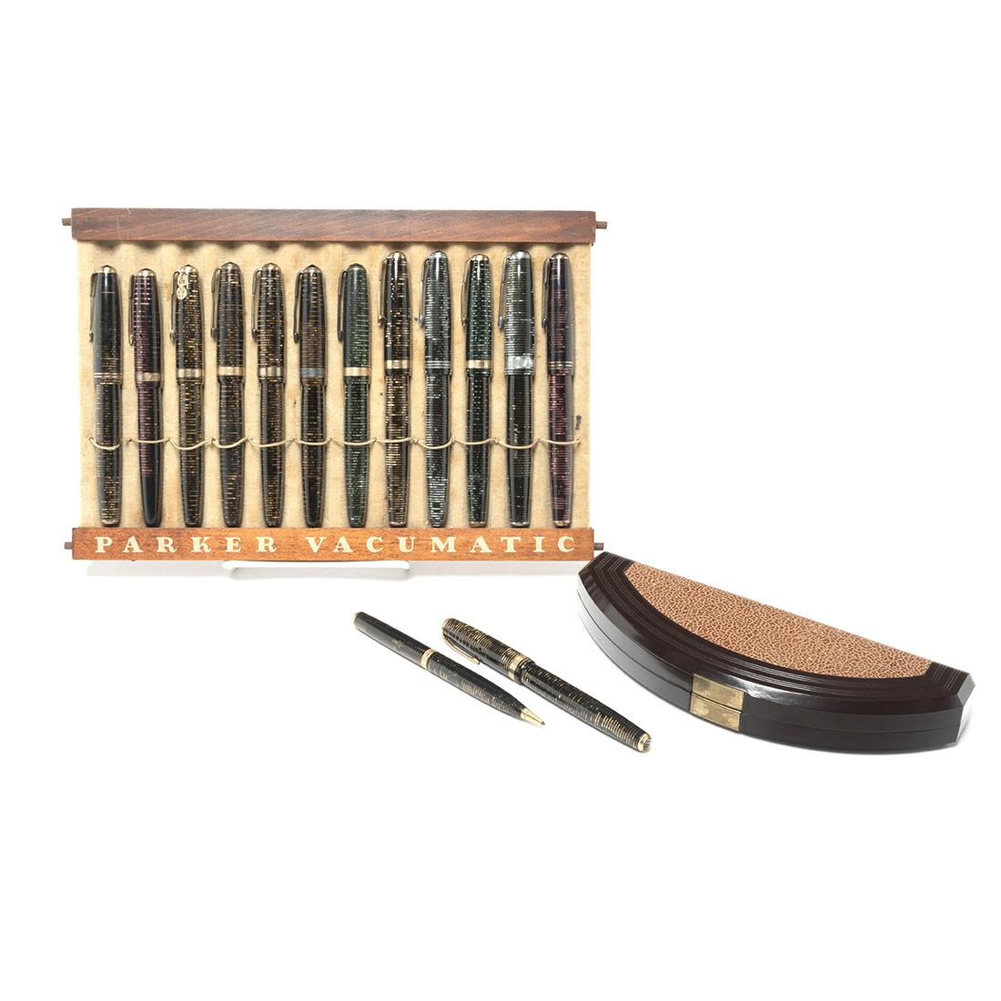 Parker Vacumatic Fountain Pens with Store Display: Collection of Parker Vacumatic Fountain Pens with Store Display. Comprising 12 pens with store display and pen and pencil set in case. Two with silver metal hardware, the rest with gold metal hardware