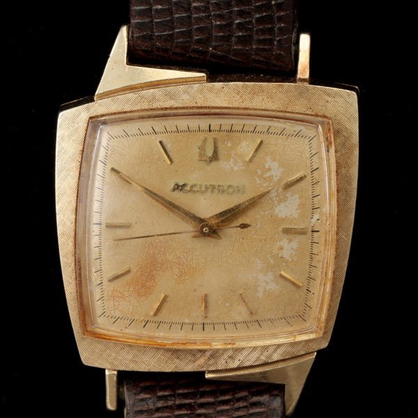 BULOVA ACCUTRON, 14K YELLOW GOLD WRISTWATCH.: BULOVA ACCUTRON, 14K YELLOW GOLD WRISTWATCH. DIAL: Square, (discolored, cracked surface), applied gold tone baton hour markers, outer blue minutes track, pitched dauphine hands, center sweep seconds, 