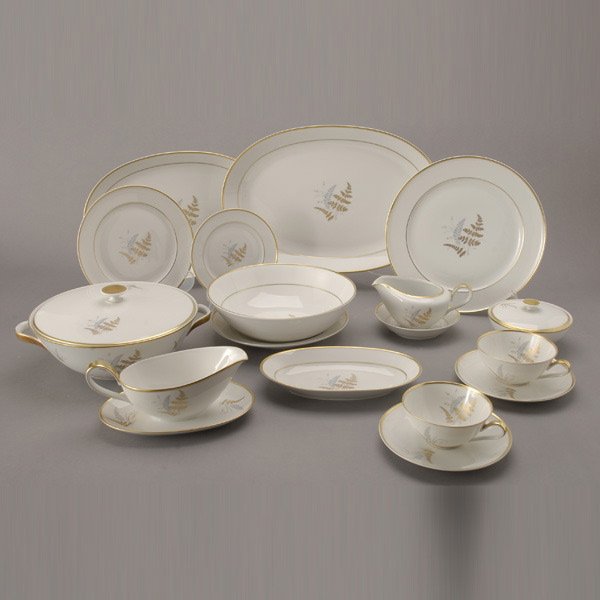 Hutschenreuther Service in Favorit Pattern: (92): Hutschenreuther Dinner Service in the Favorit Pattern: twelve dinner plates (diameter 10 inches); twelve soup bowls (diameter 8 1/4 inches); twelve salad plates (diameter 7 3/4 inches); twelve bread p