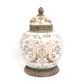 A Chinese Export Famille Rose Porcelain Covered Jar