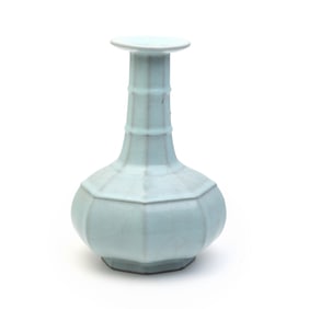 Chinese Guan-Type 'Bamboo Neck' Vase
