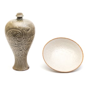 A Chinese Porcelain Plate and a Meiping Vase