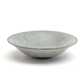 Chinese Ice-Crackled 'Guan' Type Porcelain Dish