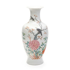 One Chinese Famille Rose Porcelain Vase