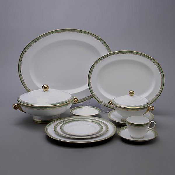 Spode Copeland China Partial Dinner Service: 60: Spode Copeland China Partial Dinner Service: eight dinner plates (diameter 10 1/2 inches); eight salad plates (diameter 8 inches); eight bread plates; twelve fruit bowls; nine cups and nine saucers; t