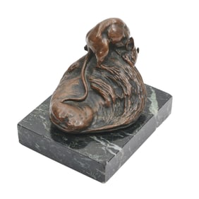 Late 19th Century Bronze Sculpture of a Mouse with Oyster