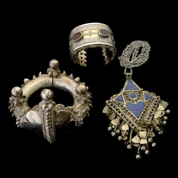 CARNELIAN, LAPIS LAZULI, SILVER GILT, METAL JEWELRY: COLLECTION OF CARNELIAN, LAPIS LAZULI, SILVER GILT, METAL JEWELRY. Including one carnelian, silver gilt cuff bracelet; one lapis lazuli, silver, metal pendant, 30 inch necklace together with one silve