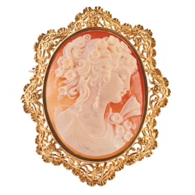 Shell Cameo, 18k Yellow Gold Pendant Brooch.