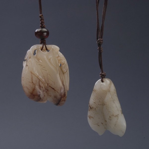 Two Jade Carvings of Fruits: Two Jade Carvings of Fruits, one depicting a pair of leafy pea pods, and the other a gourd group with bats and lingzhi {Length: 2 1/4 inches (5.7 cm)} [Small losses]