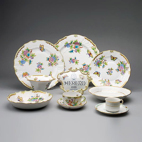 Suite of Herend Queen Victoria Dinner China: Partial Suite of Herend Queen Victoria Dinner China with Retail Sign Comprising seven dinner plates (diameter 11 inches, 28 cm); eight soup bowls (diameter 9 1/2 inches, 24 cm); six luncheon plates (d