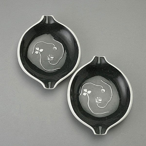 Pair of Harkenware Ceramic Ashtrays.: Pair of Harkenware Ceramic Ashtrays. Vintage modern 1950s, signed Russel Wright.