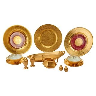 Heutschenreuther, Continental Gilt Tableware, comprising: 13 Heutschenreuther charger plates with (1 of 9)
