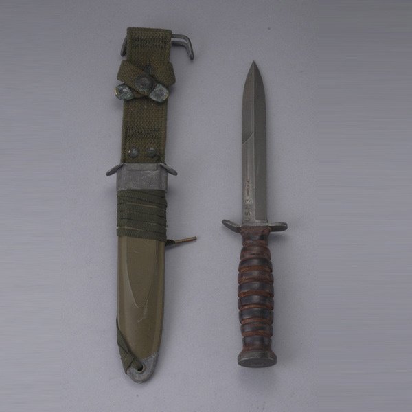US M3 WWII fighting trench knife: US M3 WWII fighting trench knife marked on the blade, US M3 Imperial, in fine condition. Leather handle in excellent condition. With US M8A1 scabbard.