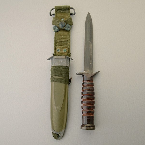 US M3 Trench Knife, Boker guard marked: US M3 Trench Knife of World War II vintage, marked on the guard US M3 Boker in fine original condition with US M8AI Scabbard.
