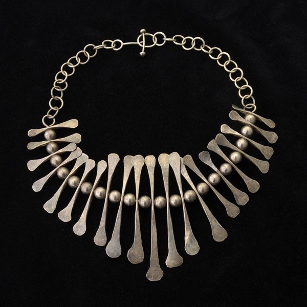 MID-CENTURY MODERN STERLING SILVER NECKLACE.: MID-CENTURY MODERN STERLING SILVER NECKLACE. Featuring twenty-one hammered sterling silver and graduated bone like pendants interspersed with sterling silver balls measuring approximately 9.5 mm, comp