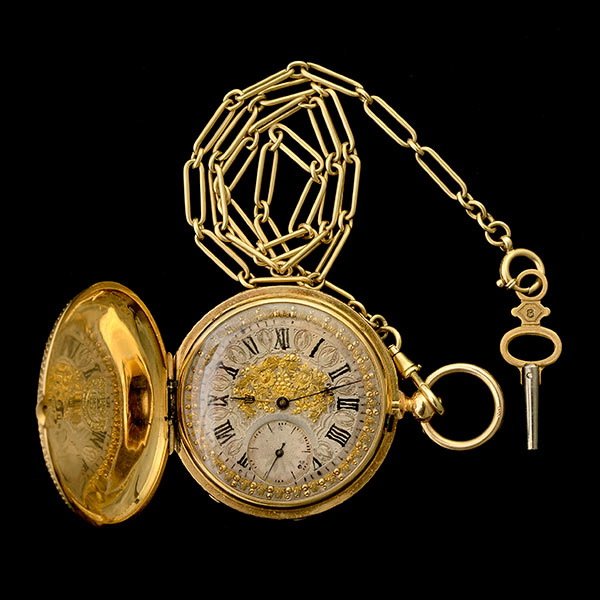 18K YELLOW GOLD POCKET WATCH WITH CHAIN.: 18K YELLOW GOLD POCKET WATCH WITH CHAIN. DIAL: Round, floral textured, two tone, engraved, black Roman numerals, sunken subsidiary seconds dial at 6 o'clock, fleur de lys black hands. MOVEMENT: Jewele