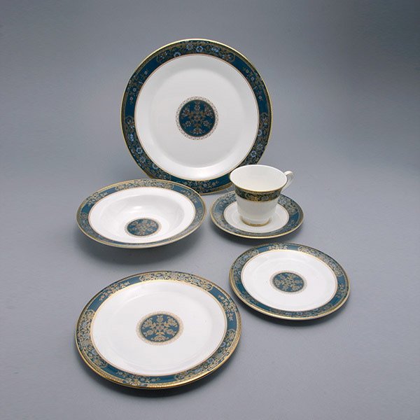 Royal Doulton Carlyle Dinner Service:: Royal Doulton Carlyle Dinner Service: Comprising eight dinner plates {diameter 10 1/2 inches}; eight salad plates {diameter 8 1/4 inches}; eight bread plates {diameter 6 3/4 inches}; eight soup bowls;