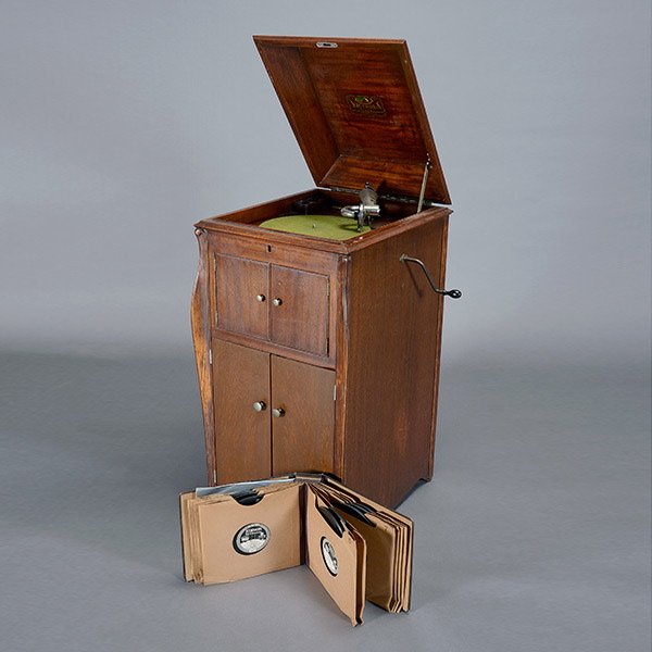 Victor Victrola Record Player in Cabinet: Victor Victrola Record Player in Cabinet {Dimensions 38 x 22 x 19 inches}