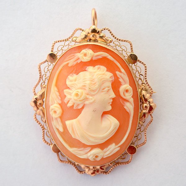Shell Cameo, 14k Yellow Gold Pendant Brooch.: Shell Cameo, 14k Yellow Gold Pendant Brooch. Centering one shell cameo measuring approximately 30 x 23 mm depicting the profile of a lady, set in a 14k yellow gold mounting. {Gross Weight: 3.6 dwts}